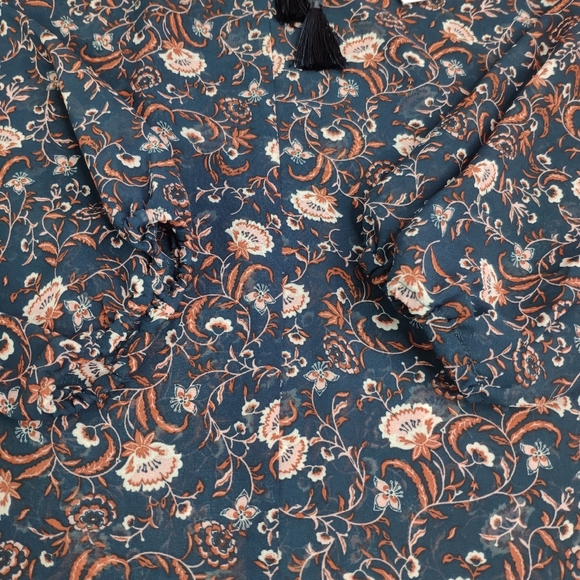 WAYF Long Sleeve Tied Keyhole Top NWT - Picture 4 of 8